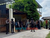 Foto: Petugas bersenjata lengkap, saat mengamankan proses penggeledahan rumah di Jalan Dr. Cipto, Desa Kolor, Kecamatan Kota Sumenep, Madura.