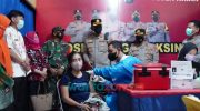 Foto: Sejumlah warga saat mengikuti vaksinasi di Posko Siaga Vaksin 24 Jam, di Polsek Krian dan Polsek Tanggulangin.