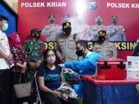 Foto: Sejumlah warga saat mengikuti vaksinasi di Posko Siaga Vaksin 24 Jam, di Polsek Krian dan Polsek Tanggulangin.