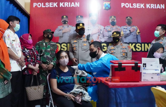 Foto: Sejumlah warga saat mengikuti vaksinasi di Posko Siaga Vaksin 24 Jam, di Polsek Krian dan Polsek Tanggulangin.