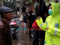 Foto: Tim Lantas Polresta Malang Kota, saat melaksanakan kegiatan jemput bola untuk pengurusan dokumen kendaraan yang hilang.