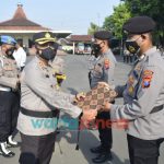 Foto: Kapolres Pasuruan Kota, AKBP Arman, saat memberikan penghargaan kepada 22 anggotanya yang berprestasi dalam melaksanakan tugas pokok fungsi maupun tugas kemanusiaan.