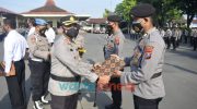 Foto: Kapolres Pasuruan Kota, AKBP Arman, saat memberikan penghargaan kepada 22 anggotanya yang berprestasi dalam melaksanakan tugas pokok fungsi maupun tugas kemanusiaan.