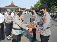 Foto: Kapolres Pasuruan Kota, AKBP Arman, saat memberikan penghargaan kepada 22 anggotanya yang berprestasi dalam melaksanakan tugas pokok fungsi maupun tugas kemanusiaan.