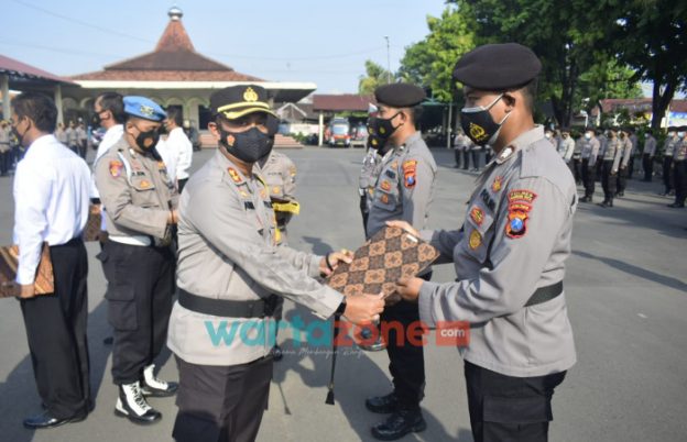 Foto: Kapolres Pasuruan Kota, AKBP Arman, saat memberikan penghargaan kepada 22 anggotanya yang berprestasi dalam melaksanakan tugas pokok fungsi maupun tugas kemanusiaan.