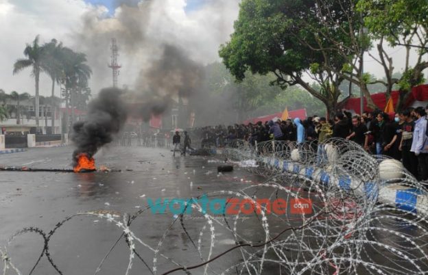 Foto: Ratusan mahasiswa yang tergabung dalam PMII cabang Jember, saat menggelar aksi unras di depan Pemkab Jember.