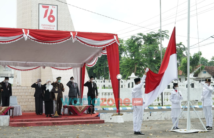 Foto: Wakil Bupati Sumenep, Hj. Dewi Khalifah, menjadi pemimpin upacara Peringatan Hari Pahlawan Nasional Tahun 2021, di Taman Makam Pahlawan (TMP) Jokotole.