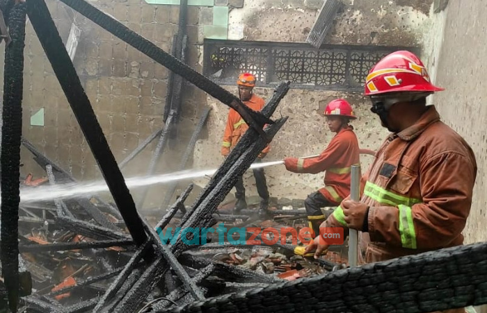 Foto: Tim pemadam kebakaran saat berjibaku memadamkan api di gudang penyimpanan alat kontrasepsi dan ruang Kepala Dinas Pemberdayaan Perempuan, Perlindungan Anak, dan Keluarga Berencana (DP3AKB) Kabupaten Jember.