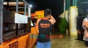 Foto: TRC BPBD Jember, saat memberikan bantuan logistik kepada warga yang terdampak banjir, Kamis (11/11/2021) dini hari.