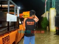 Foto: TRC BPBD Jember, saat memberikan bantuan logistik kepada warga yang terdampak banjir, Kamis (11/11/2021) dini hari.
