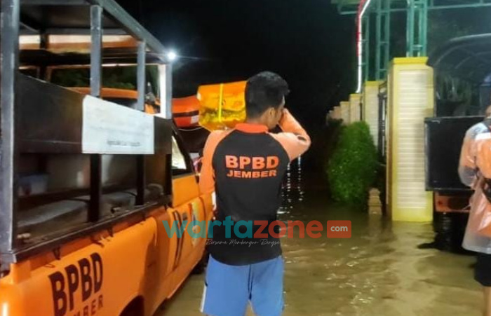 Foto: TRC BPBD Jember, saat memberikan bantuan logistik kepada warga yang terdampak banjir, Kamis (11/11/2021) dini hari.