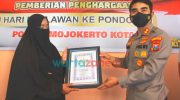 Foto: Kapolresta Mojokerto, AKBP Rofiq Ripto Himawan, saat memberikan penghargaan kepada Sriasih (41), Pengasuh Pondok 99 di Dusun Pandantoyo, Desa Pandankrajan, Kecamatan Kemlagi.
