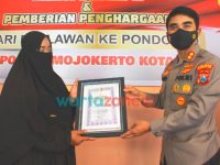Foto: Kapolresta Mojokerto, AKBP Rofiq Ripto Himawan, saat memberikan penghargaan kepada Sriasih (41), Pengasuh Pondok 99 di Dusun Pandantoyo, Desa Pandankrajan, Kecamatan Kemlagi.