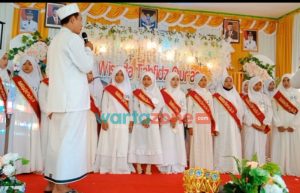 Foto: Kepala SMP Negeri I Talango, Sumenep, H. Marsuto, saat mewisuda para hafidz.