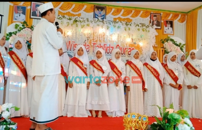 Foto: Kepala SMP Negeri I Talango, Sumenep, H. Marsuto, saat mewisuda para hafidz.