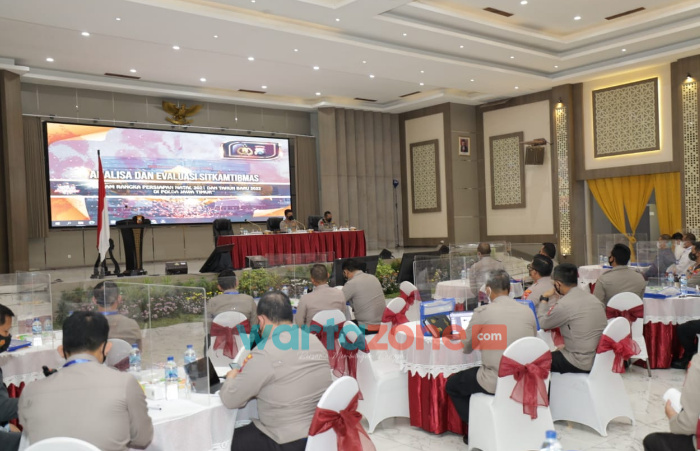 Foto: Kapolda Jawa Timur, Irjen Pol Nico Afinta, saat membuka kegiatan Analisa dan Evaluasi (Anev) Situasi Keamanan dan Ketertiban Masyarakat (Sitkamtibmas) tahun 2021, serta persiapan jelang perayaan Natal dan Tahun baru 2022.