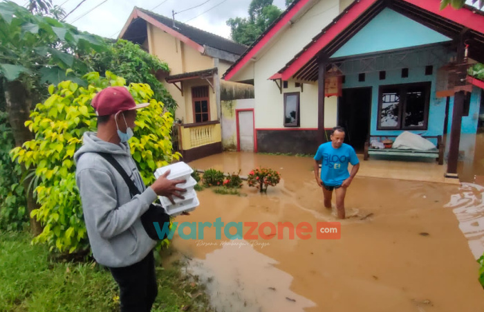 Foto: Relawan saat memberikan bantuan logistik berupa makanan kepada warga yang terdampak bencana banjir di Jember, Kamis (11/11/2021) siang.