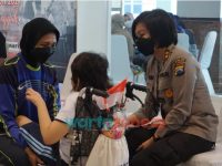 Foto: Tim Polda Jatim, saat memberikan dukungan psikososial bagi anak-anak yatim piatu terdampak covid-19 dan penyandang disabilitas, di Gedung Gapura Surya Nusantara, Tanjung Perak Surabaya.