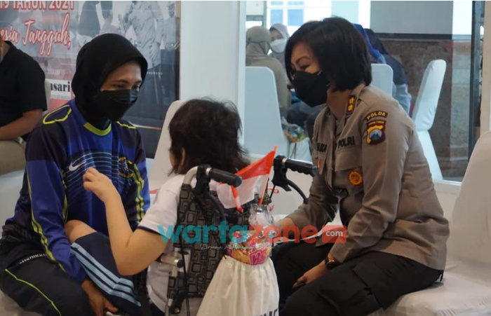 Foto: Tim Polda Jatim, saat memberikan dukungan psikososial bagi anak-anak yatim piatu terdampak covid-19 dan penyandang disabilitas, di Gedung Gapura Surya Nusantara, Tanjung Perak Surabaya.