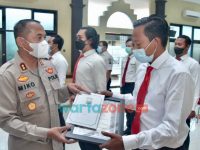 Foto: Kapolres Lamongan, AKBP Miko Indrayana, saat memberikan penghargaan kepada anggota Sat Narkoba Polres Lamongan berprestasi.
