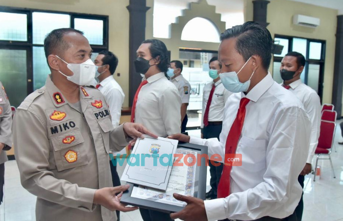 Foto: Kapolres Lamongan, AKBP Miko Indrayana, saat memberikan penghargaan kepada anggota Sat Narkoba Polres Lamongan berprestasi.