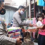 Foto: Personil Sat Binmas Polres Sampang, saat melaksanakan kegiatan Jum’at Sedekah, mengunjungi rumah Emilia (3), di jalan Garuda Kelurahan Gunung Sekar Sampang – Madura.