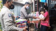 Foto: Personil Sat Binmas Polres Sampang, saat melaksanakan kegiatan Jum’at Sedekah, mengunjungi rumah Emilia (3), di jalan Garuda Kelurahan Gunung Sekar Sampang – Madura.