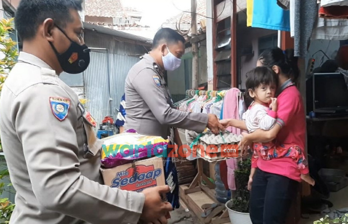Foto: Personil Sat Binmas Polres Sampang, saat melaksanakan kegiatan Jum’at Sedekah, mengunjungi rumah Emilia (3), di jalan Garuda Kelurahan Gunung Sekar Sampang – Madura.