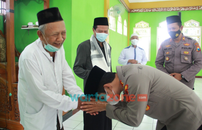 Foto: Kapolresta Mojokerto, AKBP Rofiq Ripto Himawan, saat melaksanakan safari Jumat di Masjid Al-Barokah di Dusun Kendalsari, Desa Balongsari, Kecamatan Gedeg.