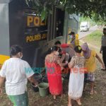 Foto: Polres Jember, saat mengerahkan water canon untuk menyuplay kebutuhan air bersih warga terdampak banjir di Desa Semboro.
