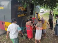 Foto: Polres Jember, saat mengerahkan water canon untuk menyuplay kebutuhan air bersih warga terdampak banjir di Desa Semboro.