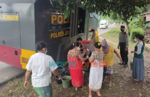 Water Canon Milik Polres Jember Diserbu Warga Terdampak Banjir Semboro
