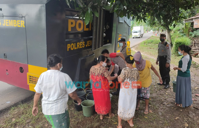 Foto: Polres Jember, saat mengerahkan water canon untuk menyuplay kebutuhan air bersih warga terdampak banjir di Desa Semboro.