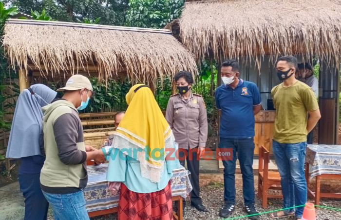 Foto: Kapolsek Bogor Selatan AKP Diana S (tengah) saat kegiatan vaksin Covid-19 keliling.