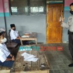 Foto: Aiptu Supriyanto, Bhabinkamtibmas Koncer Kidul, Kecamatan Tenggarang, Kabupaten Bondowoso, saat mengajar di Pondok Pesantren Nurul Hidayah.