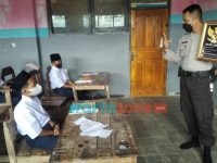 Foto: Aiptu Supriyanto, Bhabinkamtibmas Koncer Kidul, Kecamatan Tenggarang, Kabupaten Bondowoso, saat mengajar di Pondok Pesantren Nurul Hidayah.