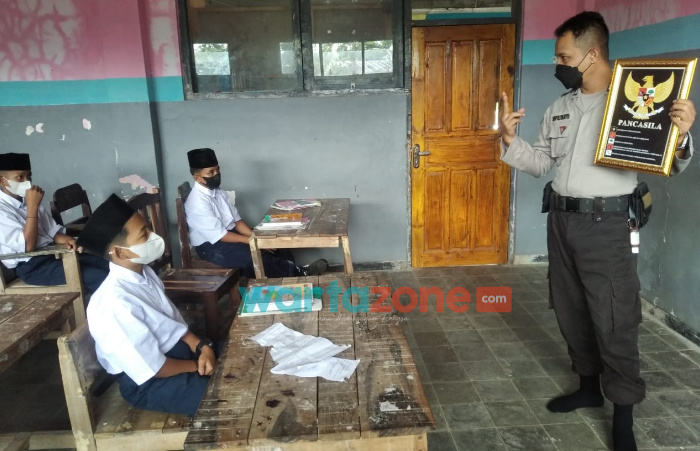 Foto: Aiptu Supriyanto, Bhabinkamtibmas Koncer Kidul, Kecamatan Tenggarang, Kabupaten Bondowoso, saat mengajar di Pondok Pesantren Nurul Hidayah.