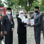Foto: Wakil Bupati Sumenep Hj. Dewi Khalifah, saat menyerahkan anugerah inovasi daerah, bersamaan dengan upacara peringatan Hari Pahlawan di Taman Makam Pahlawan (TMP) Jokotole.