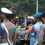 Foto: Kapolda Jatim, Irjen Pol Nico Afinta, menyematkan pita tanda operasi Zebra Semeru 2021, kepada perwakilan dari anggota Polri, TNI dan Dishub.