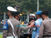Foto: Kapolda Jatim, Irjen Pol Nico Afinta, menyematkan pita tanda operasi Zebra Semeru 2021, kepada perwakilan dari anggota Polri, TNI dan Dishub.