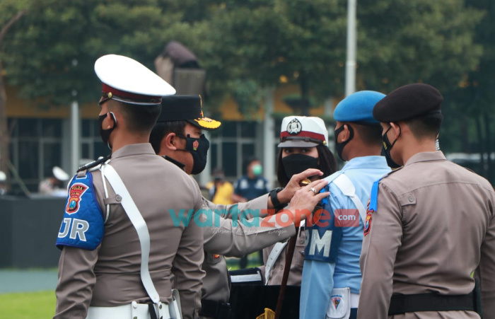 Foto: Kapolda Jatim, Irjen Pol Nico Afinta, menyematkan pita tanda operasi Zebra Semeru 2021, kepada perwakilan dari anggota Polri, TNI dan Dishub.