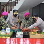 Foto: Kapolresta Sidoarjo, Kombes Pol. Kusumo Wahyu Bintoro, saat memberikan kejutan Komandan Brigif 2 Marinir Kolonel Marinir Rudi Harto Marpaung dan staf.