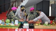 Foto: Kapolresta Sidoarjo, Kombes Pol. Kusumo Wahyu Bintoro, saat memberikan kejutan Komandan Brigif 2 Marinir Kolonel Marinir Rudi Harto Marpaung dan staf.