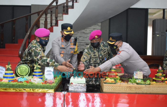 Foto: Kapolresta Sidoarjo, Kombes Pol. Kusumo Wahyu Bintoro, saat memberikan kejutan Komandan Brigif 2 Marinir Kolonel Marinir Rudi Harto Marpaung dan staf.