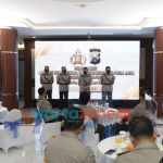 Foto: Kapolda Jatim, Irjen Pol Nico Afinta, saat melaksanakan serah terima jabatan Karumkit Bhayangkara Tk II Kediri Biddokkes Polda Jatim dan Kapolres jajaran Polda Jatim.