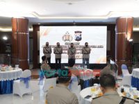 Foto: Kapolda Jatim, Irjen Pol Nico Afinta, saat melaksanakan serah terima jabatan Karumkit Bhayangkara Tk II Kediri Biddokkes Polda Jatim dan Kapolres jajaran Polda Jatim.