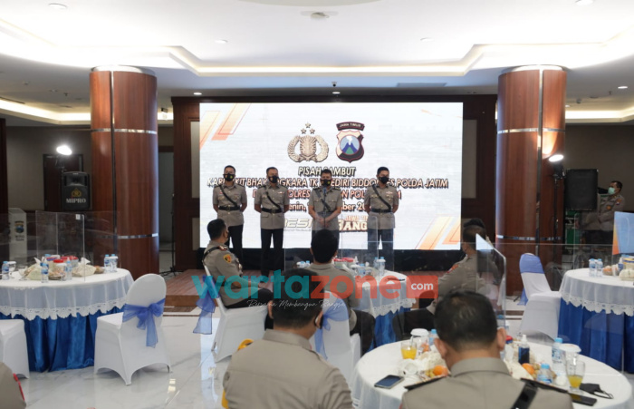 Foto: Kapolda Jatim, Irjen Pol Nico Afinta, saat melaksanakan serah terima jabatan Karumkit Bhayangkara Tk II Kediri Biddokkes Polda Jatim dan Kapolres jajaran Polda Jatim.