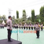 Foto: Kapolresta Banyuwangi, AKBP Nasrun Pasribu, saat memimpin apel Pergeseran Pasukan dalam rangka pengamanan Pilkades Serentak Kabupaten Banyuwangi.