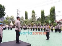 Foto: Kapolresta Banyuwangi, AKBP Nasrun Pasribu, saat memimpin apel Pergeseran Pasukan dalam rangka pengamanan Pilkades Serentak Kabupaten Banyuwangi.