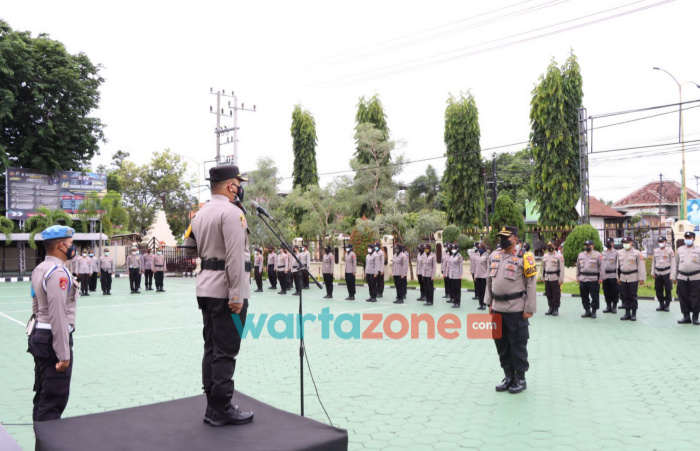 Foto: Kapolresta Banyuwangi, AKBP Nasrun Pasribu, saat memimpin apel Pergeseran Pasukan dalam rangka pengamanan Pilkades Serentak Kabupaten Banyuwangi.